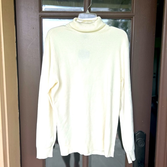 J C Penney Abbott Elementary White Cream Soft Turtleneck Sweater Size Medium NWT - Picture 4 of 9